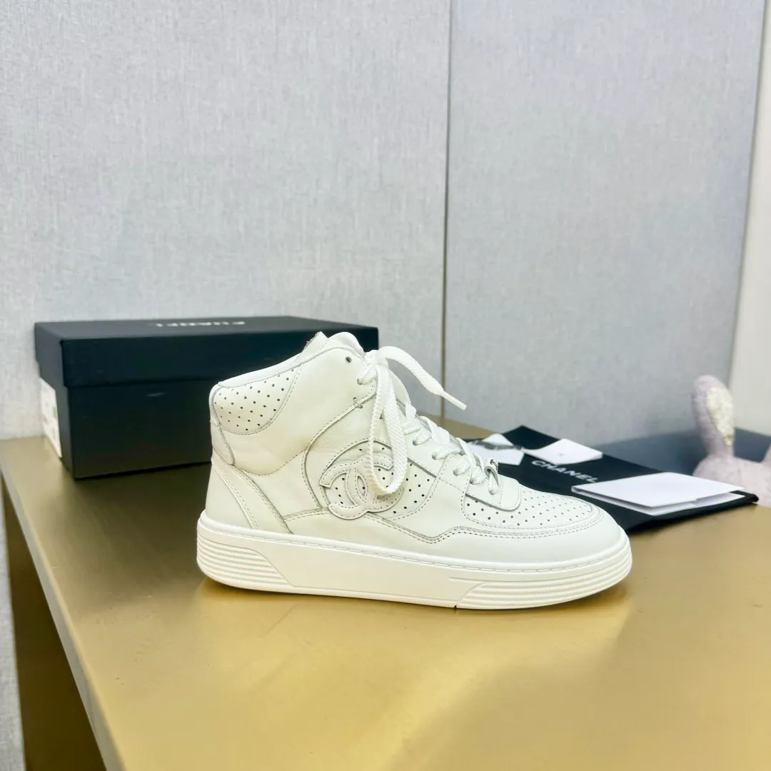 👟👟Ex-factory price 680👟👟 Top version oil edge craftsmanship, original order quality! 35-45 Couple Model Chanel Chanel 24C Early Spring Vacation Series Xiaoxiang Metal Casual Sports Shoes Gold Panda Shoes The latest foreign catwalk series Chanel Chanel 2023 early spring series is held in the second smallest country in the world. The series is inspired by Monaco's international seaside lifestyle, from the F1 racing track to the beach pool, from the casino to the tennis court, creating a diverse and unique new series of racing driver's helmets, one-piece suits and other elements that have been reinterpreted to be more fashionable. Exquisite packaging at the delivery counter🛍📦 ▪️Fabric: Original calfskin ▪️Lining: Original custom imported cowhide ▪️Sole: Original TPU outsole ▪️Size: Women's 35-45